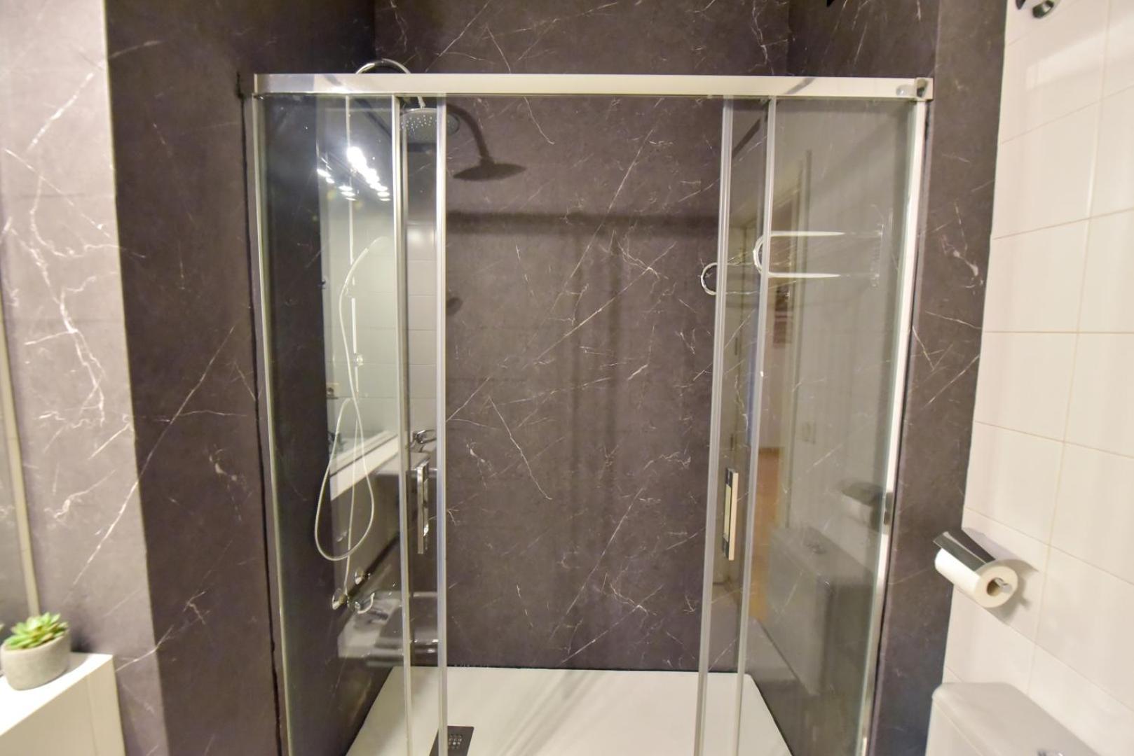 New! Contemporary With Pool And Parking Included *